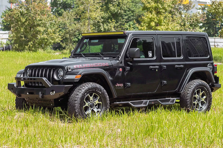 Chiếc Jeep Wrangler 2020 mới phiên bản Unlimited Rubicon này được đưa về nước tại thời điểm tháng 2 năm nay, theo diện nhập khẩu tư nhân. Chiếc SUV thương hiệu Mỹ này sở hữu kiểu dáng hầm hố, phong trần với nhiều điểm độc đáo đầy hấp dẫn.