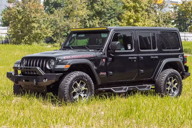 Jeep Wrangler Rubicon moi lan banh, chu xe da lo gan ty dong