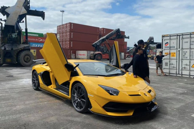 Lamborghini Aventador SVJ đời mới được trình làng lần đầu tiên vào tháng 8/2018 trong khuôn khổ triển lãm Pebble Beach Concourse d’Elegance 2018 diễn ra ở California, Mỹ. Mẫu xe này chỉ được sản xuất với số lượng giới hạn 963 chiếc. Trong đó, 63 chiếc sẽ thuộc bản đặc biệt hơn nhân kỷ niệm năm thành lập của hãng, năm 1963.