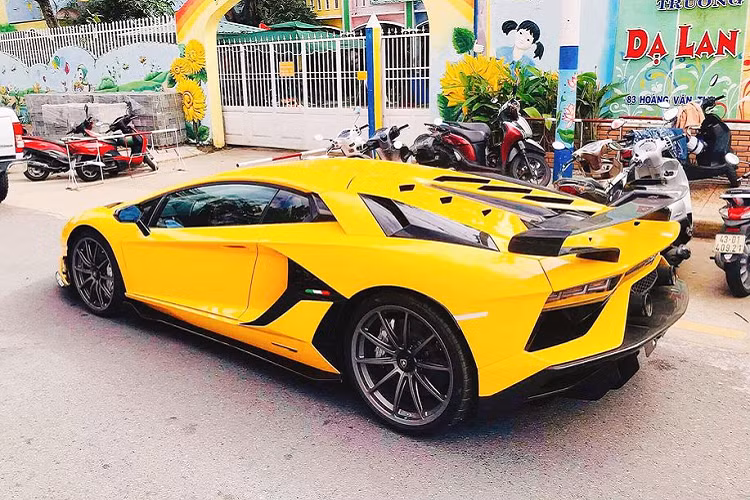 Lamborghini Aventador SVJ vẫn sử dụng động cơ hút khí tự nhiên V12 6.5 lít như những người anh em còn lại của dòng sản phẩm, nhưng cho ra công suất 770 mã lực và 720Nm mô-men xoắn cực đại - thực tế chỉ mạnh hơn 30 và 40 mã lực so với Aventador SV và Aventador S tương ứng.
