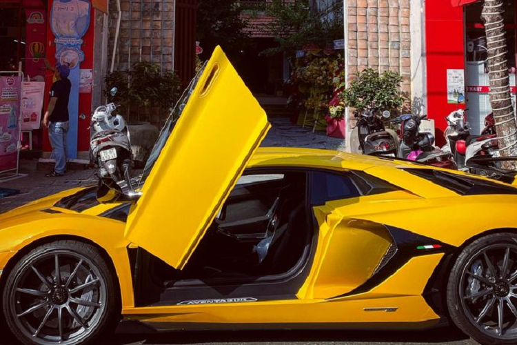 Và nhờ được trang bị hệ thống ALA tiên tiến, khả năng của SVJ được cải thiện rất nhiều. Chiếc Aventador mạnh mẽ nhất chỉ mất 2,8 giây để tăng tốc từ 0-100 km/ và 0-200 km/h trong 8,6 giây, trước khi cán tốc độ tối đa 350 km/h. Sức mạnh này đã giúp Aventador SVJ lập kỷ lục mới trên đường đua Nurburgring với thành tích chỉ 6 phút 44,97 giây.