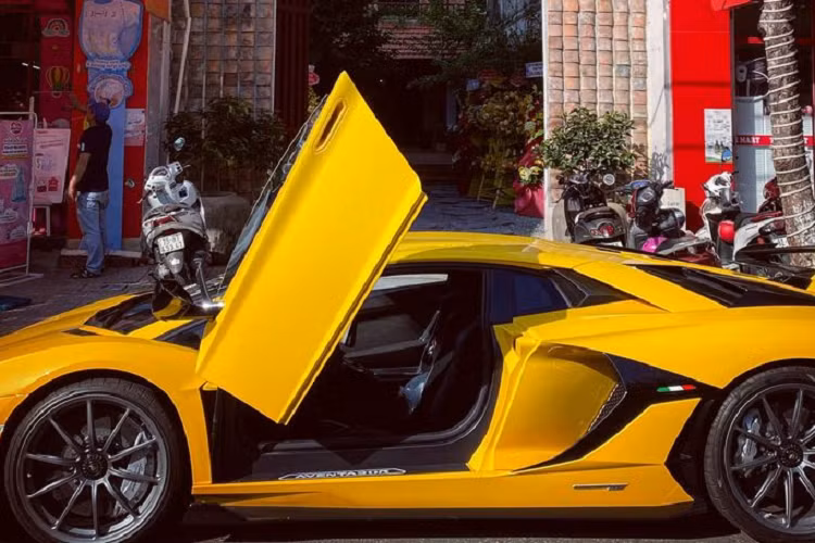 Và nhờ được trang bị hệ thống ALA tiên tiến, khả năng của SVJ được cải thiện rất nhiều. Chiếc Aventador mạnh mẽ nhất chỉ mất 2,8 giây để tăng tốc từ 0-100 km/ và 0-200 km/h trong 8,6 giây, trước khi cán tốc độ tối đa 350 km/h. Sức mạnh này đã giúp Aventador SVJ lập kỷ lục mới trên đường đua Nurburgring với thành tích chỉ 6 phút 44,97 giây.