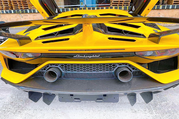 Theo một số nguồn tin, giá xe Lamborghini Aventador SVJ thứ 2 tại Việt Nam có mức dự kiến dao động trong khoảng trên 2,3 triệu USD (khoảng 53 tỷ đồng). Trong khi đó tại Mỹ, mẫu xe này đã có giá khởi điểm từ 517.700 USD (khoảng 12 tỷ đồng).