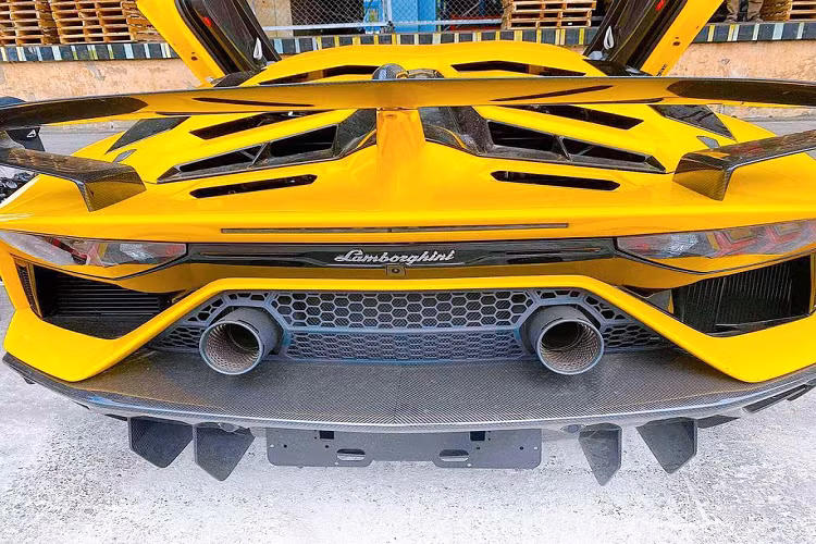 Theo một số nguồn tin, giá xe Lamborghini Aventador SVJ thứ 2 tại Việt Nam có mức dự kiến dao động trong khoảng trên 2,3 triệu USD (khoảng 53 tỷ đồng). Trong khi đó tại Mỹ, mẫu xe này đã có giá khởi điểm từ 517.700 USD (khoảng 12 tỷ đồng).