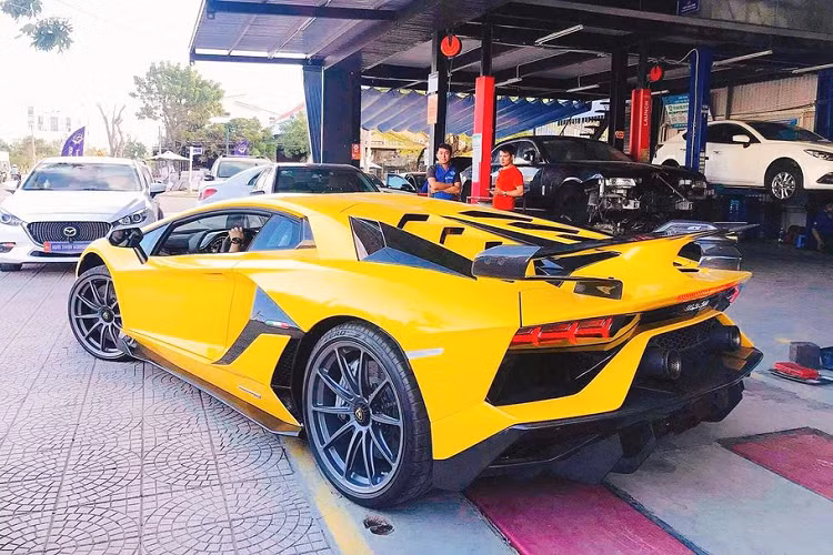 Là một phiên bản nâng cấp hiệu suất của Aventador SV, SVJ không chỉ mạnh mẽ hơn tất cả những bản Aventador khác mà còn được hưởng lợi từ hệ thống khí động chủ động ALA thế hệ mới nhất.