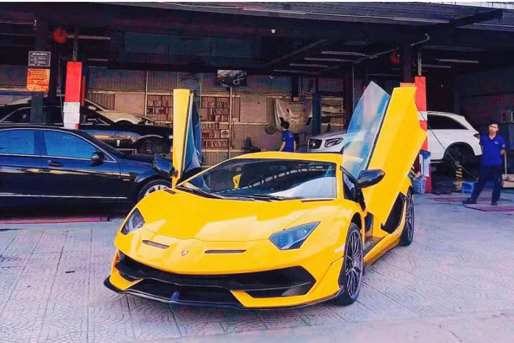 Mới đây, một doanh nhân chuyên kinh doanh và nhập khẩu các loại xe sang, siêu xe trong nước đã đưa về chiếc siêu xe Lamborghini Aventador SVJ thứ 2 tại Việt Nam. Chiếc xe này sở hữu nước sơn ngoại thất màu vàng nổi bật và khui công tại TP.Đà Nẵng.