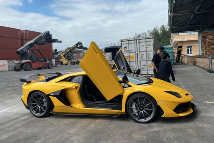 Theo hình ảnh được đăng tải, so với chiếc Lamborghini Aventador SVJ tại Việt Nam, bên cạnh màu sơn khác biệt, chiếc thứ 2 này còn mang một số thay đổi về trang bị khác như bộ mâm đa chấu sơm màu xám cùng cùm phanh màu ghi hay không có dòng chữ "SVJ" ở vòm bánh xe phía sau.