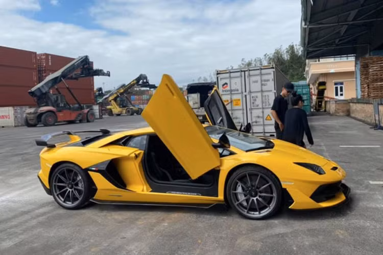 Theo hình ảnh được đăng tải, so với chiếc Lamborghini Aventador SVJ tại Việt Nam, bên cạnh màu sơn khác biệt, chiếc thứ 2 này còn mang một số thay đổi về trang bị khác như bộ mâm đa chấu sơm màu xám cùng cùm phanh màu ghi hay không có dòng chữ "SVJ" ở vòm bánh xe phía sau.
