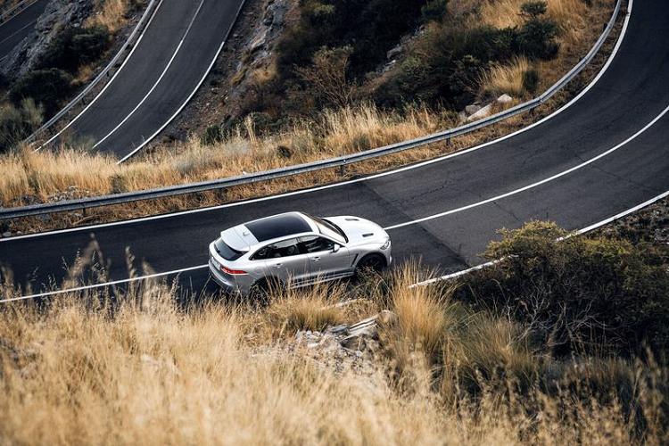 Tính năng ổn định hình ảnh điện tử nâng cao của Canon EOS C500 Mark II và Dual Pixel Auto Focus đảm bảo cả hai chiếc SUV vẫn hoàn toàn ở vị trí tâm điểm trong mọi khung hình, với camera được treo từ hệ thống giá cánh tay có thể điều chỉnh độ cao.