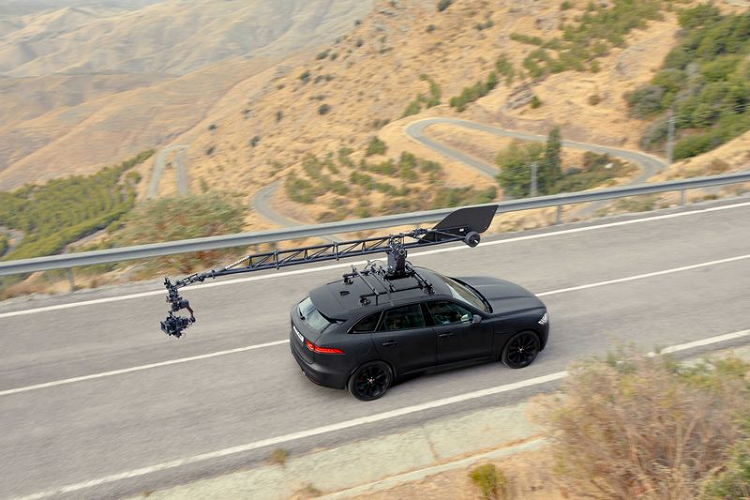 Ông Andy Hunt Cooke, phụ trách Truyền thông Thương hiệu Toàn cầu của Jaguar, cho biết: “Quay phim một chiếc SUV mạnh mẽ và công nghệ tiên tiến như F-PACE đỏi hỏi một hệ thống camera tiên tiến nhất.