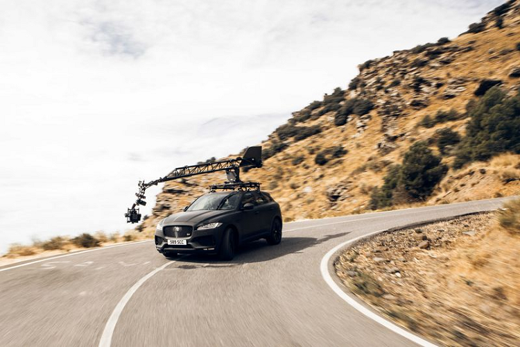 Được biết, Jaguar kết hợp với Canon để chế tạo phương tiện nhằm hỗ trợ tối ưu cho buổi chụp hình. Chiếc xe được bọc trong một lớp vỏ màu đen mờ có chủ đích để giảm thiểu sự phản chiếu ánh sáng trên các phương tiện trong quá trình quay phim.