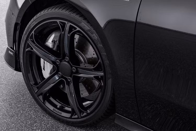 Mặc dù xuất hiện trên thị trường với mức giá “trên trời” nhưng trên thực tế, phiên bản này vẫn thua kém hai mẫu Mercedes AMG A45 và A45 S nguyên bản. Với số tiền khoảng 56.228 Euro (tương đương 1,4 tỷ đồng), bạn sẽ sở hữu một chiếc A45 mới cứng tại Đức với khối động cơ 382 mã lực và 480 Nm.