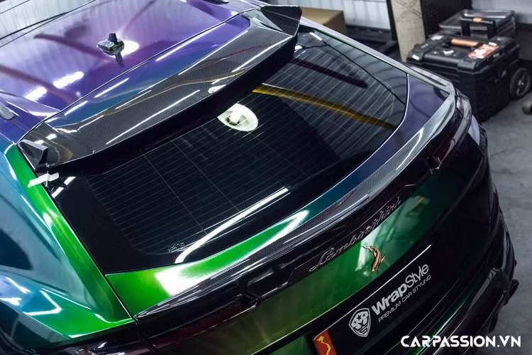 Bên cạnh các chi tiết nâng cấp đến từ nhà độ Nga, vị chủ nhân xe còn thể hiện gu thẩm mỹ đầy cá tính khi lựa chọn gam màu Chameleon (tắc kè hoa) vô cùng nổi bật để thay thế cho lớp sơn vàng Giallo Auge nguyên bản. Việc phần lớn những người chơi xe trong nước lựa chọn đổi màu xe thông qua phương pháp dán decal là vô cùng dễ hiểu, ưu điểm của cách làm này nằm ở việc tiết kiệm thời gian, chi phí cũng như không làm mất đi lớp sơn nguyên bản giá trị.