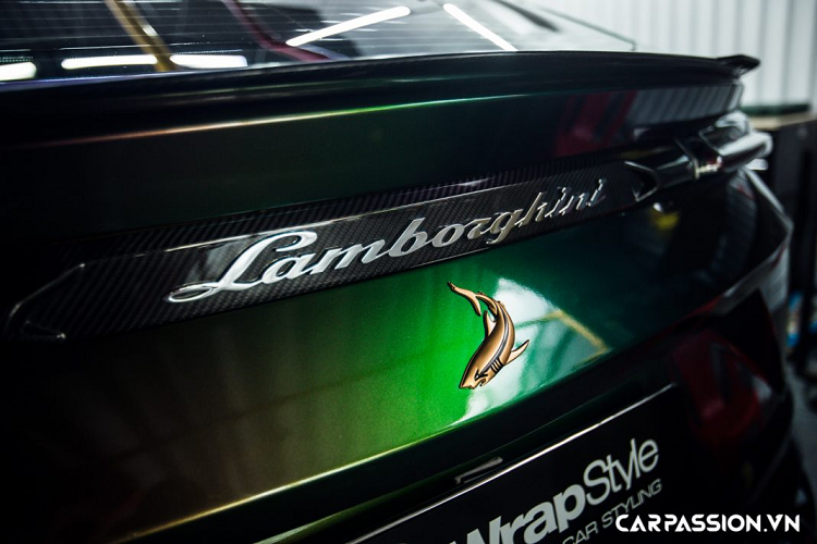 Quay trở lại với chiếc Lamborghini Urus, mẫu SUV nhanh nhất thế giới nhận được một số sự thay đổi đáng chú ý với gói độ TopCar. Đầu tiên, nắp ca-pô nguyên bản đã được thay thế bằng chi tiết mới có thiết kế hầm hố với hai khe thoát khí lớn. Được biết, nắp máy mới có cấu tạo từ sợi carbon “siêu nhẹ” và sợi kevlar với kiểu dệt mang phong cách rằn ri quân đội.