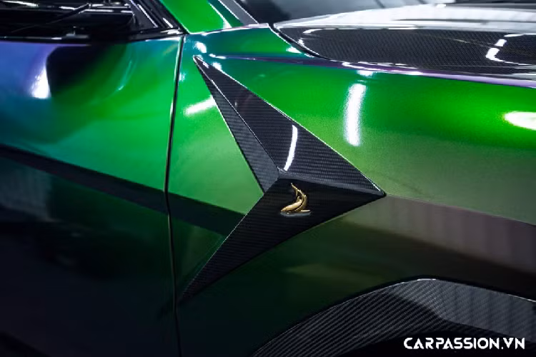 Trong bài viết chính là chiếc Lamborghini Urus có mặt trên trang chủ TopCar cách đây chưa lâu, xe mang “hộ khẩu” Sài Gòn và được nâng cấp với một số chi tiết làm từ sợi carbon đến từ TopCar, giúp mang đến một vẻ ngoài hầm hố hơn cũng như cải thiện tính khí động học cho “siêu bò”.