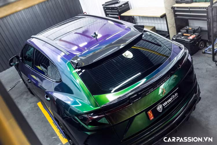 Lamborghini Urus sử dụng khối động cơ V8 tăng áp kép, dung tích 4.0 lít đặt ở phía trước, có khả năng sản sinh công suất tối đa 650 mã lực và mô men xoắn cực đại đạt mức 850 Nm. Toàn bộ sức mạnh được truyền đến các bánh xe thông qua hộp số 8 cấp, giúp xe tăng tốc từ 0-100 km/h chỉ trong 3,6 giây và có tốc độ tối đa 305 km/h. Giá xe Lamborghini Urus tại Việt Nam khoảng hơn 20 tỷ đồng.