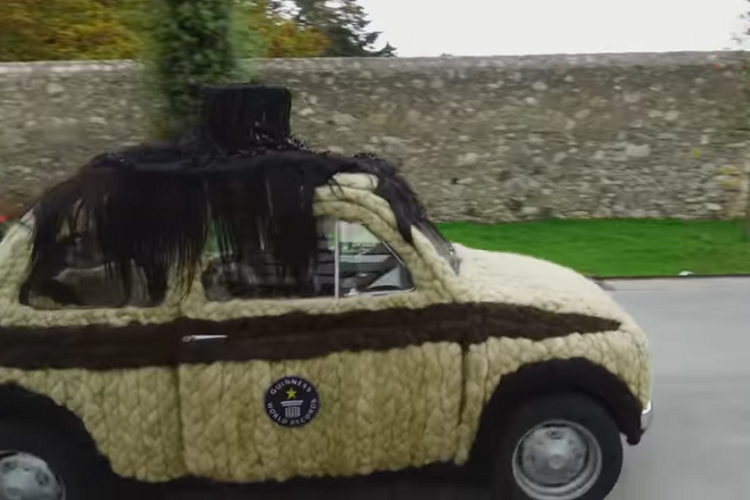 Ngay đế phần nội thất xe cũng được bao phủ trong tóc, từ ghế ngồi cho tới mặt táp lô và vô lăng, và còn có cả một bộ tóc khổng lồ gắn vào phía sau (hé lộ trong năm 2014). Dựa theo Maria, phần đó tượng trưng cho sự hòa bình và tự do bởi nó mang hình dáng một đôi cánh.