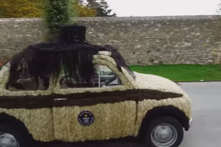 Ngay đế phần nội thất xe cũng được bao phủ trong tóc, từ ghế ngồi cho tới mặt táp lô và vô lăng, và còn có cả một bộ tóc khổng lồ gắn vào phía sau (hé lộ trong năm 2014). Dựa theo Maria, phần đó tượng trưng cho sự hòa bình và tự do bởi nó mang hình dáng một đôi cánh.