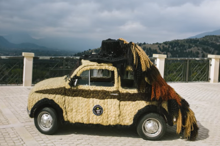 Chiếc Fiat 500 mọc tóc này vẫn lái được như thường, và Maria thường lái nó đi dạo một vòng ít nhất một lần mỗi tuần. Cô ấy đã đảm bảo chiếc xe vẫn hợp pháp đi trên đường phố bằng cách không bao phủ động cơ trong tóc bởi điều đó chắc chắn sẽ gây cháy. Bên cạnh đó, cô ấy cũng bỏ ra nhiều công sức để chăm sóc số tóc trên xe như thể tóc của một người thật, nhờ vậy mà tóc mới không bị rối và luôn gọn gàng.