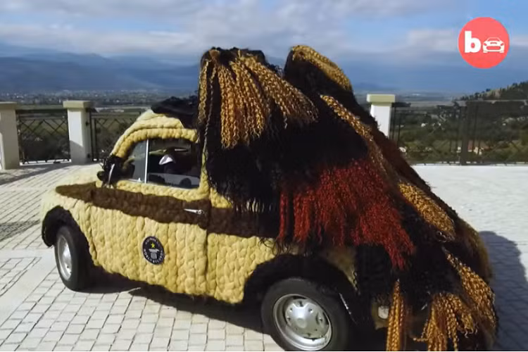 Chia sẻ với Barcroft Cars một vài năm trước, Maria nói rằng ý tưởng chiếc xe cỡ nhỏ Fiat 500 đầy tóc đã đến khi cô ấy nhận lời thách thức với một người bạn. Cụ thể, người bạn đó nói rằng Mario không có đủ bản lĩnh để bao phủ chiếc xe trong tóc người, và cô ấy liền quyết tâm chứng minh là anh ta sai. Công việc cực nhọc và khác thường này đã tiêu tốn của Maria tổng cộng 150 giờ lao động và khoảng 80.000 euro (hơn 2 tỷ đồng), nhưng cuối cùng thì cô ấy đã thành công và khiến người bạn thấy sốc toàn tập.