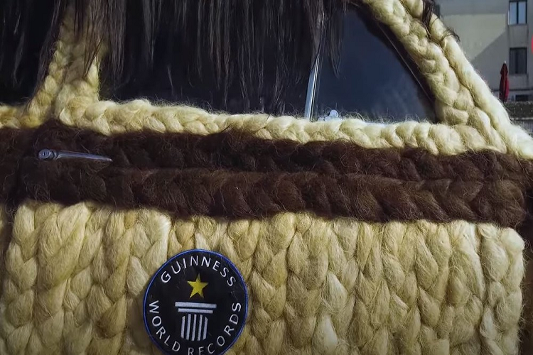 Chiếc xe được bao trùm gần như hoàn toàn bởi tóc người có lẽ là một thứ không ai nghĩ tới, thế nhưng nó lại hoàn toàn có thật. Maria Lucia Mugno là một nhà tạo mẫu tóc từ Salerno, Ý, người đã quyết định làm một điều đó thật đặc biệt để vinh danh nghề nghiệp của mình. Do đó, cô ấy đã biến chiếc Fiat 500 bé nhỏ của mình trở thành chiếc xe nhiều tóc nhất trên đời.