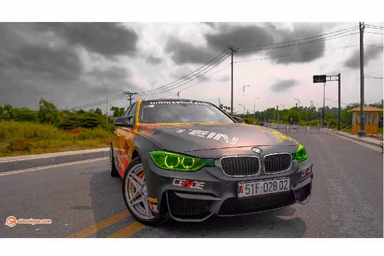 Phong cách độ BMW 320i thường thấy nhất đó là độ bodykit theo phong cách của mẫu BMW M3 (phân cấp hiệu suất cao Performance của 320i) và lên mâm. Chiếc BMW 320i đời 2014 dưới đây cũng đi theo lối chơi này.