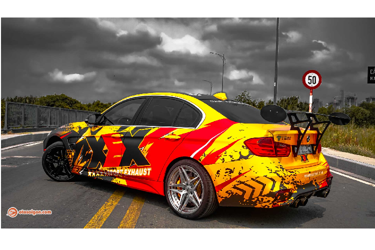 Bộ bodykit M3 bao gồm ốp cản trước hầm hố hơn với 2 khe gió giả bên dưới và khe gió lớn giữa nằm ngang, đi kèm các chi tiết nẹp hông và bộ ốp sau đuôi xe.