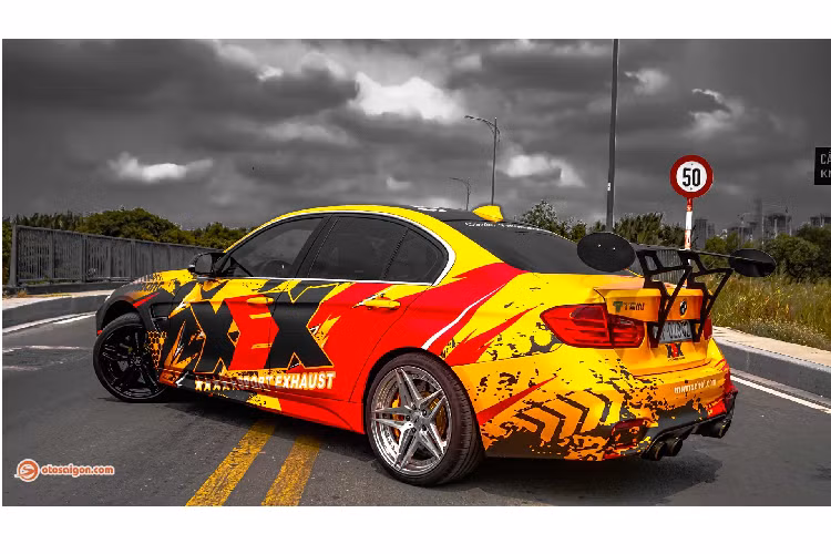 Bộ bodykit M3 bao gồm ốp cản trước hầm hố hơn với 2 khe gió giả bên dưới và khe gió lớn giữa nằm ngang, đi kèm các chi tiết nẹp hông và bộ ốp sau đuôi xe.