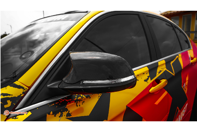 Trong đó chi tiết dễ nhận diện trên mẫu M3 Performance là cặp gương ốp carbon. Một cánh lướt gió to bản phía sau cũng được chủ xe tự thiết kế và thêm vào để đồng bộ với phong cách thể thao cho chiếc sedan. Trên thực tế bodykit M3 trên thị trường không quá khó tìm với giá loanh quanh ở mức 30 triệu.