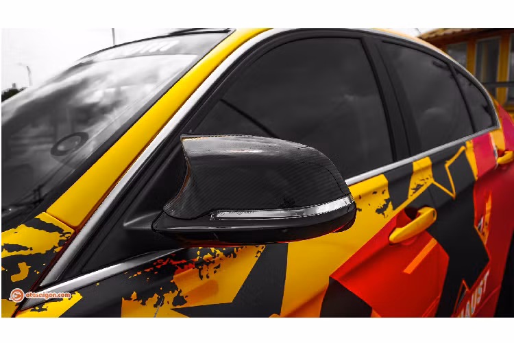 Trong đó chi tiết dễ nhận diện trên mẫu M3 Performance là cặp gương ốp carbon. Một cánh lướt gió to bản phía sau cũng được chủ xe tự thiết kế và thêm vào để đồng bộ với phong cách thể thao cho chiếc sedan. Trên thực tế bodykit M3 trên thị trường không quá khó tìm với giá loanh quanh ở mức 30 triệu.