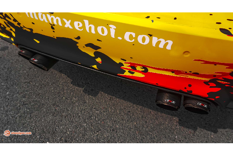 Hệ thống ống xả của chiếc 320i được nâng cấp bằng bộ ống xả kép thương hiệu Cende Performance của Đài Loan. Theo thông tin chủ xe cung cấp, bộ pô này ngoài tiếng nổ ấm và lực hơn, công suất xe cũng được tăng lên từ 7-12 mã lực.