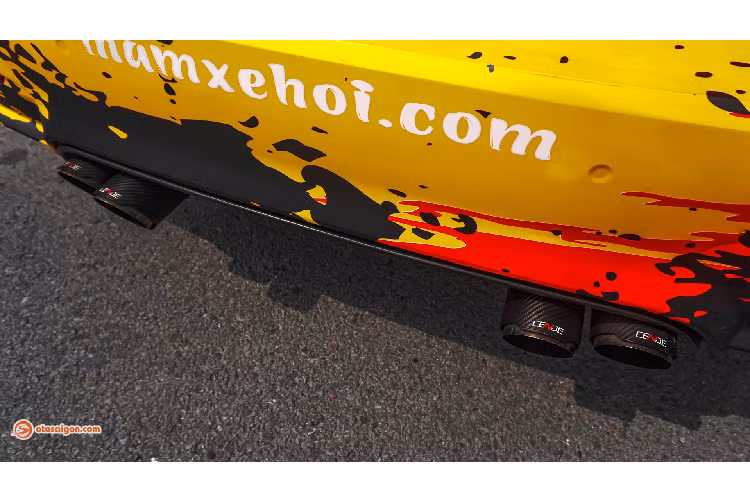 Hệ thống ống xả của chiếc 320i được nâng cấp bằng bộ ống xả kép thương hiệu Cende Performance của Đài Loan. Theo thông tin chủ xe cung cấp, bộ pô này ngoài tiếng nổ ấm và lực hơn, công suất xe cũng được tăng lên từ 7-12 mã lực.