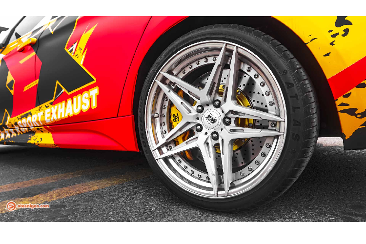 Bộ phanh hiệu năng cao này được trang bị cho cả 4 bánh. Trong đó mỗi bộ phanh bánh trước sử dụng 6 piston và bộ phanh bánh sau sử dụng 4 piston để tối ưu hóa khả năng hãm tốc ở tốc độ cao. Trị giá set phanh dao động từ 180 triệu.