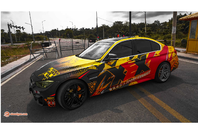 Tuy đi theo phong cách xe hiệu suất cao, nhưng phần động cơ không hề nằm trong danh mục nâng cấp của vị chủ xe. Khối động cơ N20 tăng áp kép 4cyl dung tích 2.0L vẫn được giữ nguyên tuy công suất đã tăng lên đáng kể nhờ bộ pô. Nội thất trên xe cũng được chủ nhân giữ nguyên không thay đổi.