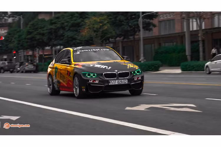 Chia sẻ thêm với các bác, chủ nhân chiếc BMW 320i đặc biệt này cũng là chủ sở hữu một workshop chuyên độ xe có tiếng tại TP HCM. Vì thế những món đồ chơi trên xe đều được chính chủ nhân tính toán cẩn thận và thiết kế. Ước tính giá trị toàn bộ gói độ này xấp xỉ 500 triệu.