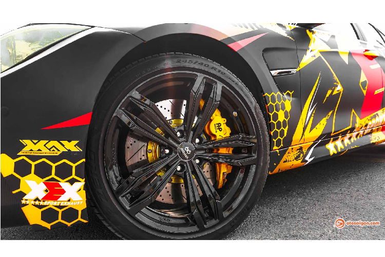 Chi tiết nâng cấp đắt đỏ nhất trên xe phải kể đến dàn chân mới hoàn toàn. Cấu hình này bao gồm bộ mâm CNC rèn Aluminum ghép 2 mảnh có giá 150 triệu đi kèm bộ phanh “xịn sò” AP Racing Radi-Cal.