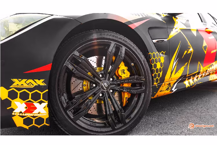 Chi tiết nâng cấp đắt đỏ nhất trên xe phải kể đến dàn chân mới hoàn toàn. Cấu hình này bao gồm bộ mâm CNC rèn Aluminum ghép 2 mảnh có giá 150 triệu đi kèm bộ phanh “xịn sò” AP Racing Radi-Cal.