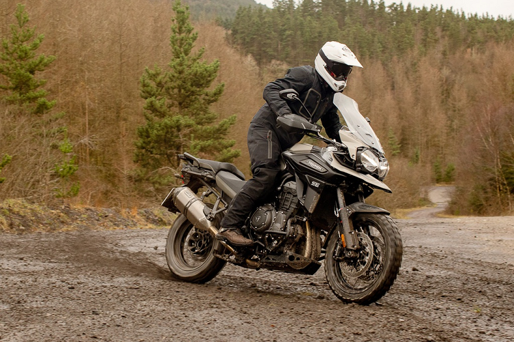 Phiên bản Triumph Tiger 1200 đặc biệt - Desert nổi bật với nước sơn màu vàng cát "Sandstorm" cùng các họa tiết mang tên "Desert Edition" được lấy cảm hứng từ sa mạc Sahara, Kalahari... Thực tế, đây là phiên bản được nâng cấp từ mẫu Triumph Tiger 1200 XCx.