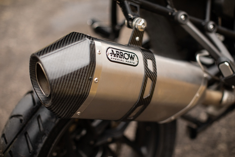Cả 2 phiên bản đặc biệt này đều được trang bị các phụ kiện tăng thêm hiệu suất như ống xả titan Arrow, hệ thống hỗ trợ sang số Triumph Shift Assistant...