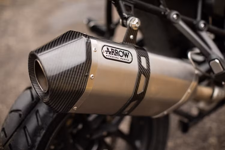Cả 2 phiên bản đặc biệt này đều được trang bị các phụ kiện tăng thêm hiệu suất như ống xả titan Arrow, hệ thống hỗ trợ sang số Triumph Shift Assistant...