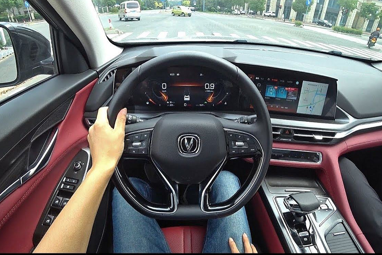 Trên bản thường, Changan CS75 Plus 2020 mới được trang bị lưới tản nhiệt với những thanh nằm ngang mạ crôm và 2 hốc gió trên cản trước có kích thước nhỏ. Trong khi đó, bản S thể thao hơn của mẫu SUV cỡ trung này sử dụng lưới tản nhiệt màu đen, cộng thêm hốc gió trên cản trước cỡ lớn hơn.