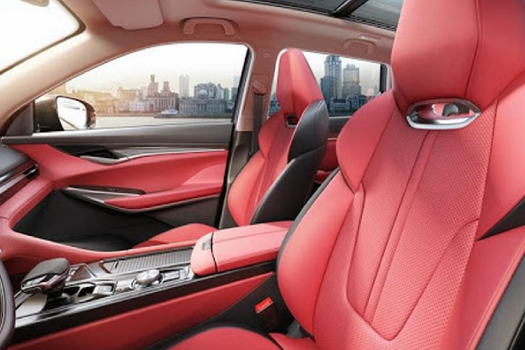 Trên cản trước còn xuất hiện đường màu đỏ kéo từ lưới tản nhiệt vào hốc gió, mang đến vẻ thể thao cho Changan CS75 Plus S. Đằng sau, hãng Changan vẫn tiếp tục áp dụng phong cách thiết kế thể thao cho CS75 Plus 2019 với cánh gió mui và 2 đầu ống xả giả mạ crôm trên cản sau. Tuy nhiên, cụm đèn hậu của Changan CS75 Plus 2019 lại khá giống với SUV hạng sang Lexus NX.