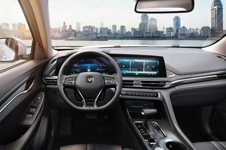 Changan CS75 Plus 2019 sẽ sử dụng động cơ xăng 4 xi-lanh, tăng áp, dung tích 2.0 lít, sản sinh công suất tối đa 233 mã lực và mô-men xoắn cực đại 360 Nm. Động cơ kết hợp với hộp số tự động 8 cấp của hãng Aisin. Có thể nói, hệ thống động cơ này chắc chắn sẽ đem lại lợi thế lớn của Changan CS75 Plus 2019 so với những mẫu xe nội địa Trung Quốc khác.