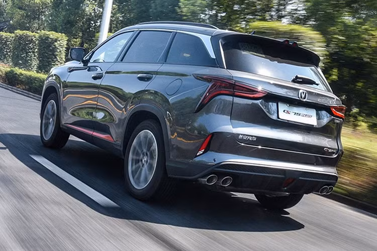 Trên đầu xe của mẫu SUV Trung Quốc này xuất hiện dải đèn LED định vị độc đáo, nối liền với nhau, nằm giữa nắp capô và logo của thương hiệu Changan. Bên dưới dải đèn LED định vị ban ngày là lưới tản nhiệt hình chữ X khá lớn như kết hợp giữa xe Hyundai và Lexus.