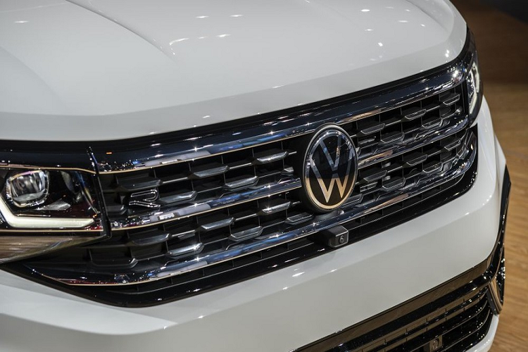 Đằng sau, Volkswagen Atlas 2021 được trang bị cụm đèn hậu LED tiêu chuẩn. "Cây cầu" màu xám nối giữa 2 đầu ống xả của phiên bản cũ đã không còn xuất hiện trên Volkswagen Atlas 2021. Thay vào đó, cản sau được bổ sung đường màu đỏ mới, nằm ngay bên trên 2 đầu ống xả mạ crôm.