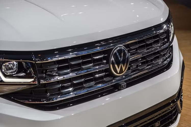 Đằng sau, Volkswagen Atlas 2021 được trang bị cụm đèn hậu LED tiêu chuẩn. "Cây cầu" màu xám nối giữa 2 đầu ống xả của phiên bản cũ đã không còn xuất hiện trên Volkswagen Atlas 2021. Thay vào đó, cản sau được bổ sung đường màu đỏ mới, nằm ngay bên trên 2 đầu ống xả mạ crôm.