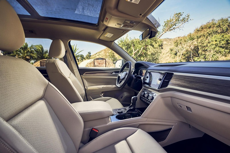 Tại thị trường Mỹ, Volkswagen Atlas 2021 có những trang bị đáng chú ý như hệ thống âm thanh Fender, đèn viền nội thất, điều hòa tự động 3 vùng Climatronic, ghế trước làm mát, sưởi ghế sau, sạc điện thoại không dây và khởi động máy từ xa.