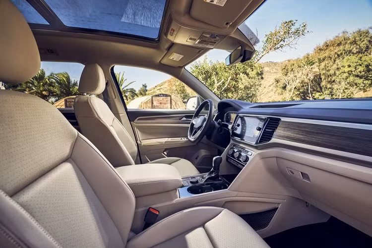 Tại thị trường Mỹ, Volkswagen Atlas 2021 có những trang bị đáng chú ý như hệ thống âm thanh Fender, đèn viền nội thất, điều hòa tự động 3 vùng Climatronic, ghế trước làm mát, sưởi ghế sau, sạc điện thoại không dây và khởi động máy từ xa.