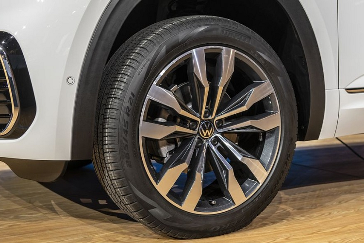 Khi mua Volkswagen Atlas 2021, khách hàng Mỹ có thể chọn gói phụ kiện R-Line. Gói phụ kiện này bổ sung cản va thể thao hơn, thanh ba-bô-lê bên sườn, logo "R" và bộ vành hợp kim có đường kính 20 inch hoặc 21 inch cho xe.