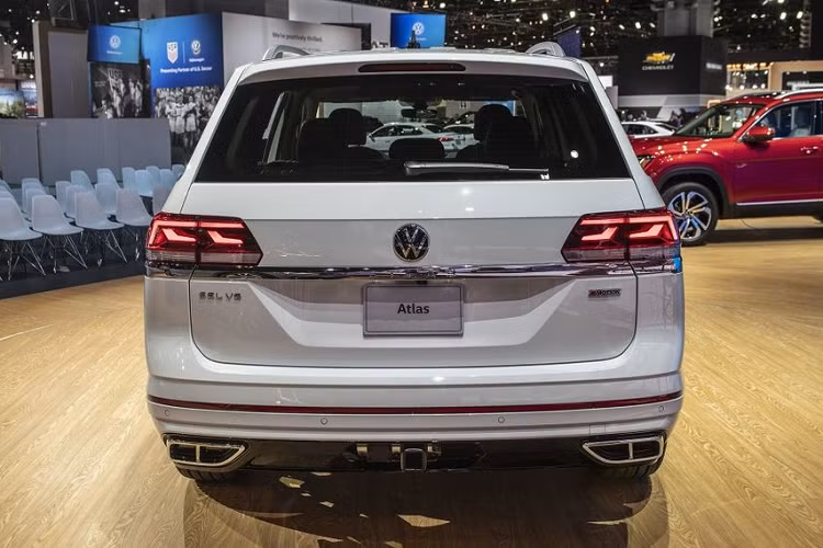 Cả hai động cơ đều đồng hành với hộp số tự động 8 cấp và hệ dẫn động cầu trước tiêu chuẩn hoặc 4 bánh toàn thời gian 4Motion tùy chọn. Theo hãng Volkswagen, động cơ V6 của Atlas 2021 có thể kéo 2.268 kg nếu đi kèm gói V6 Towing Package. Giá xe Volkswagen Atlas 2021 hiện chưa được công bố chính thức.